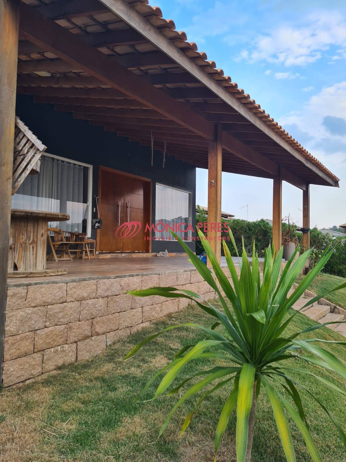 Casa à venda com 3 quartos, 200m² - Foto 1